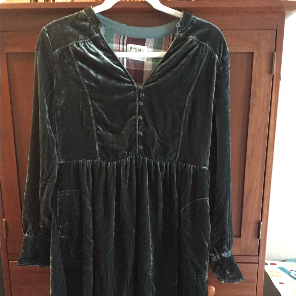 Long-sleeve velvet dress